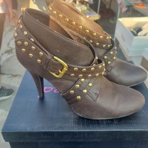Womans heel booties brown